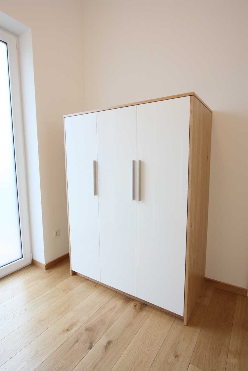 Home office. schreibtisch mit astiger eiche, hängeschränke weià ... Hängeschrank weiß hochglanz