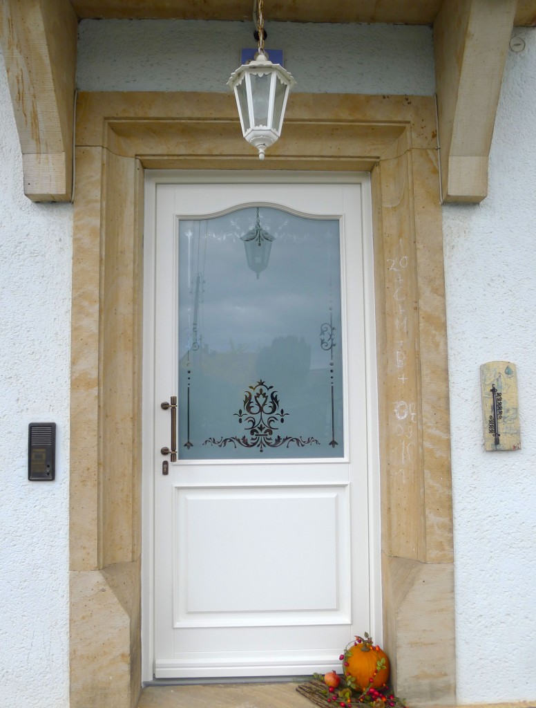 Haustür mit geätztem Glas singer.SCHREINEREI